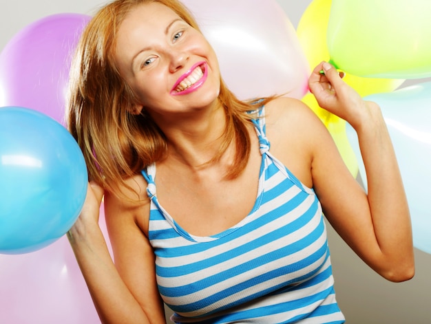 Niña feliz con globos