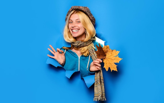 Niña feliz con gorra y bufanda que muestra el signo ok colección otoño belleza y moda