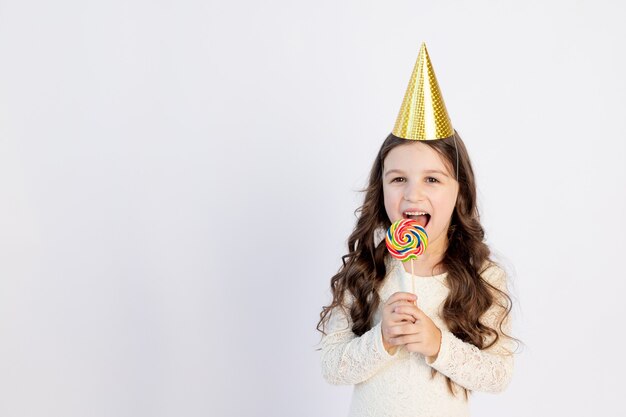 Niña feliz con un gorro de fiesta