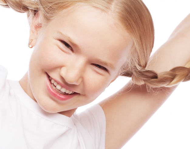 Niña feliz con una gran sonrisa.