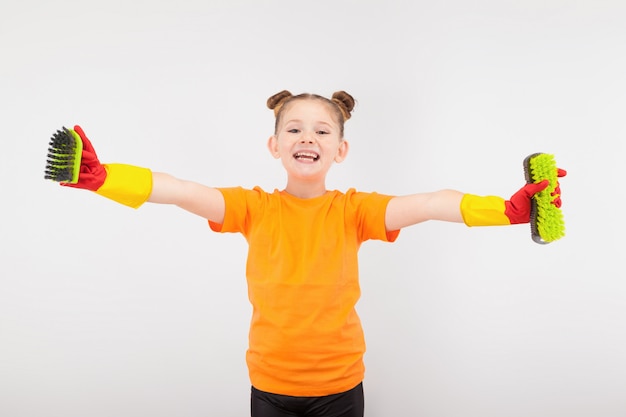 Niña feliz en guantes con pinceles