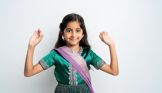 La niña feliz hace una pose de Bollywood con la mano Mudra Danza aislada