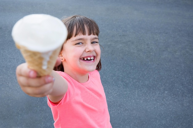 Foto niña feliz con helado en la mano al aire libre