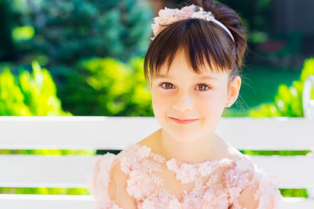 Niña feliz con un hermoso vestido y un peinado elegante