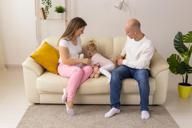 Niña feliz con implante coclear divirtiéndose con su familia audífono para sordos e innovadores