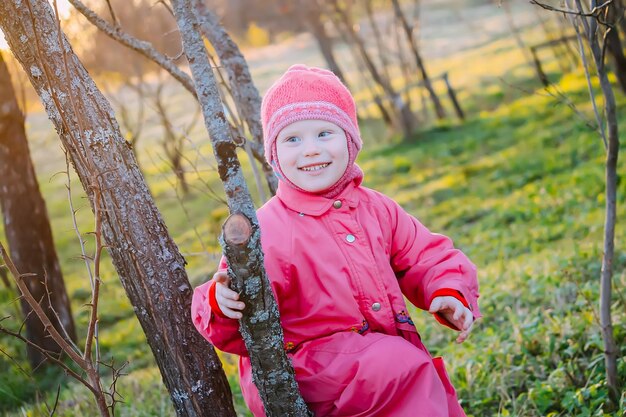 Niña feliz en el jardín de primavera