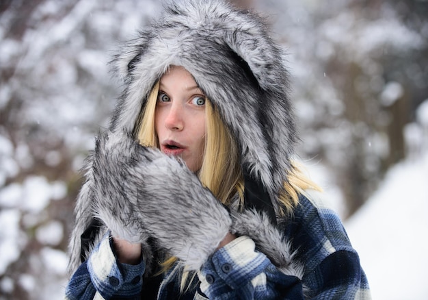 Niña feliz jugando nieve día de invierno frío invierno mujer hermosa en abrigo cálido sombrero de piel y