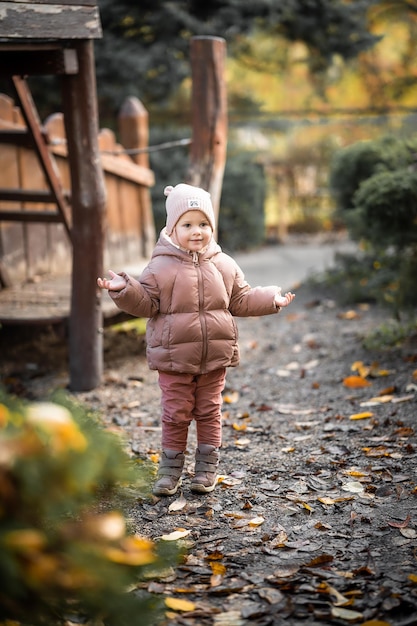 Niña feliz jugando en el otoño en el paseo por la naturaleza al aire libre República Checa