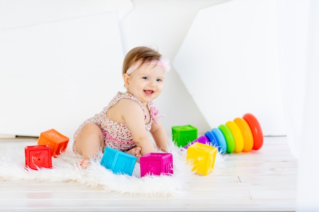 Niña feliz con juguetes coloridos