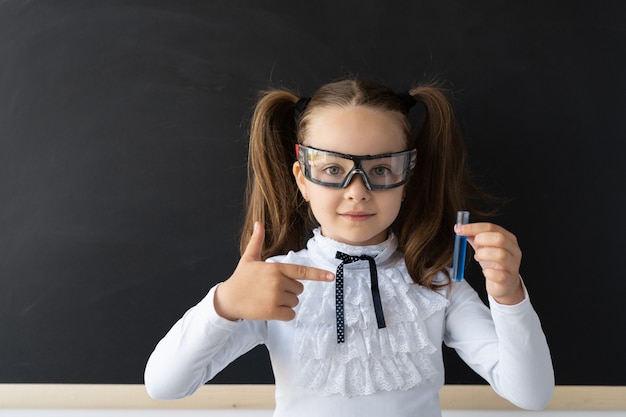 Niña feliz en una lección de química