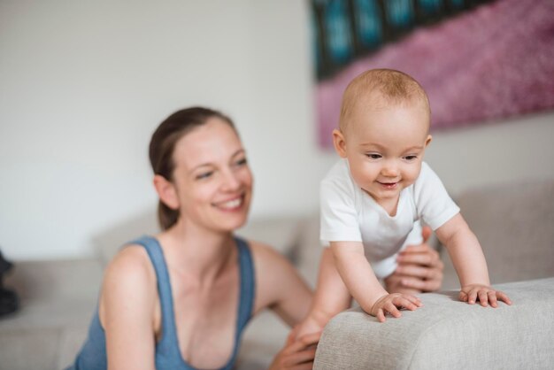 Niña feliz con la madre en el sofá