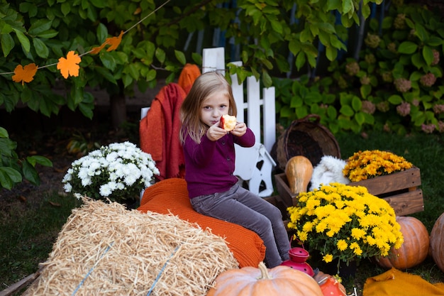 Niña feliz con manzana al aire libre otoño