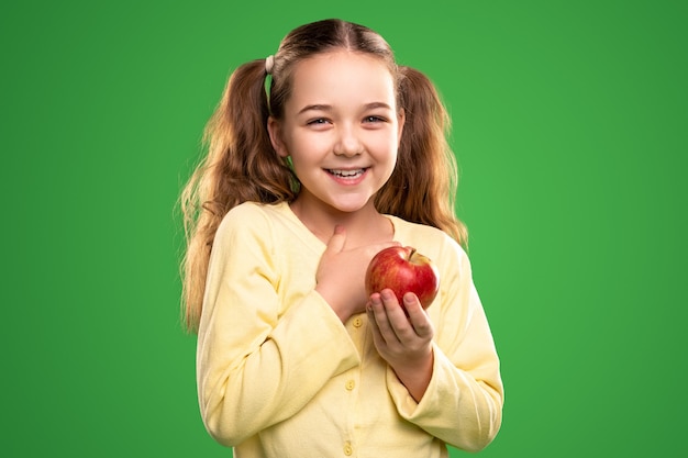 Foto niña feliz con manzana roja