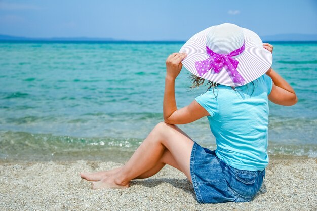 Niña feliz en el mar en Grecia en la naturaleza de arena