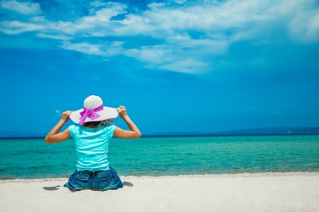 Niña feliz en el mar en Grecia en la naturaleza de arena