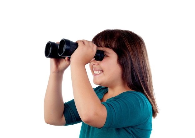 Niña feliz mirando a través de un binoculares