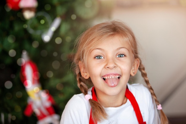 Foto niña feliz está mostrando la lengua