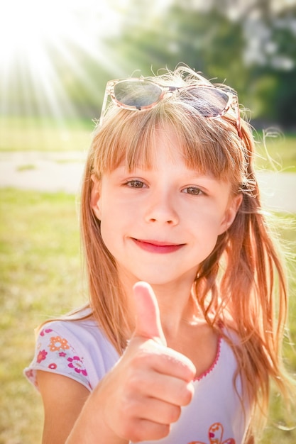 Una niña feliz en la naturaleza en el parque.