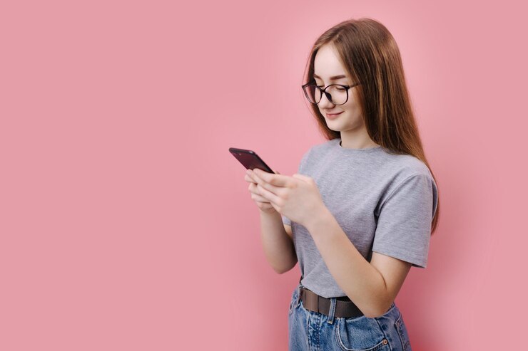 Niña feliz pasando tiempo libre con un teléfono inteligente moderno