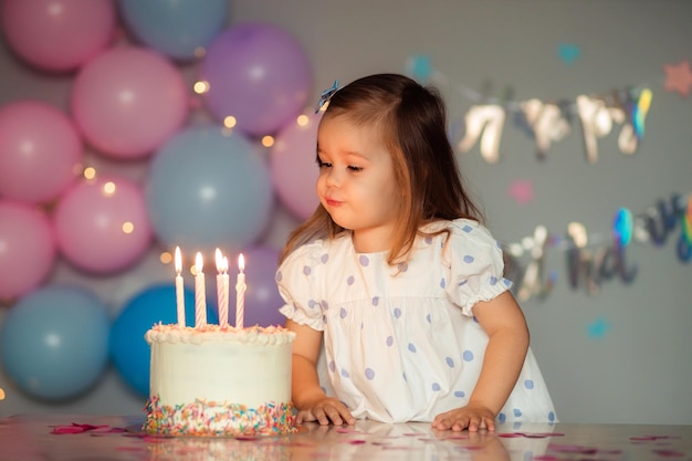 Foto niña feliz con un pastel de cumpleaños cumpleaños del niño