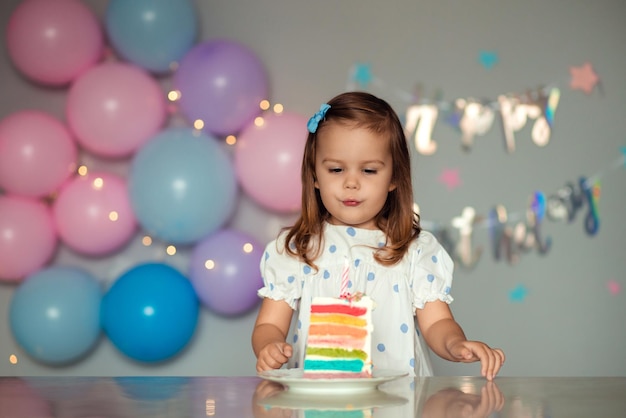 Niña feliz con pastel de cumpleaños