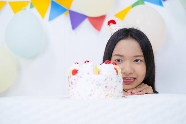 Niña feliz con pastel en la fiesta del día del nacimiento.