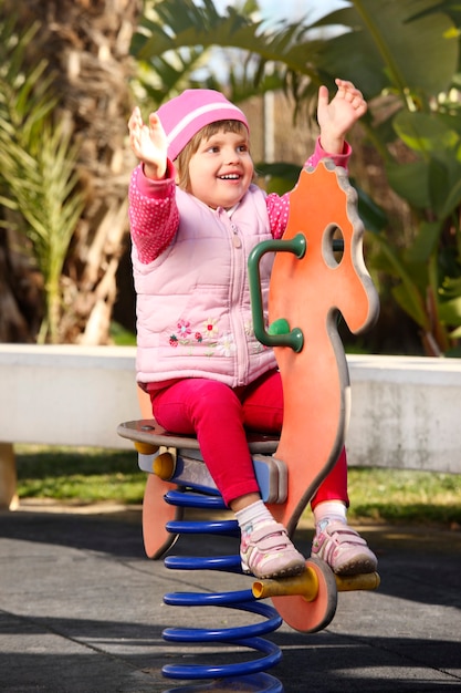 niña feliz en el patio de recreo