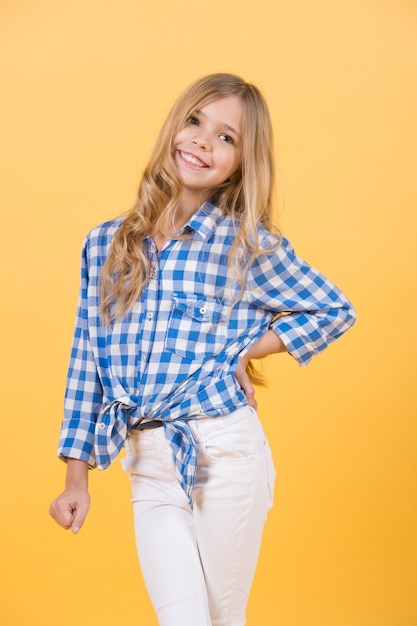 Niña feliz con el pelo largo y rubio