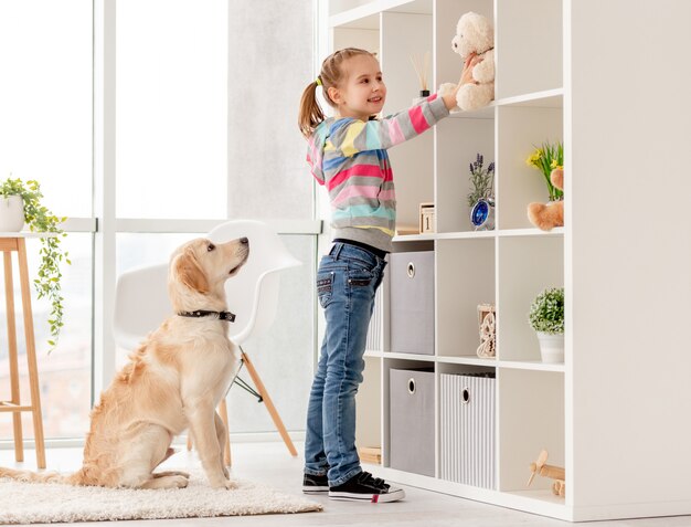 Niña feliz y perro devoto