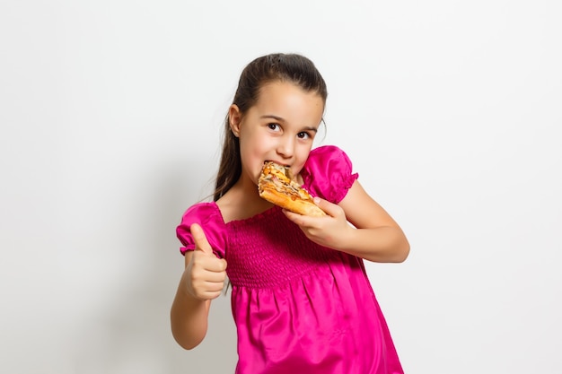 niña feliz con pizza fondo blanco