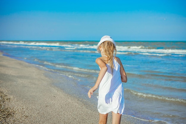 Niña feliz en la playa