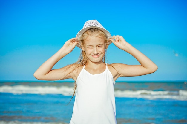 Niña feliz en la playa