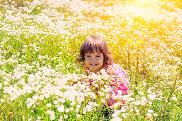 Niña feliz en el prado de flores