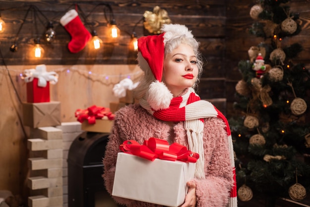 Niña feliz preparándose para celebrar el año nuevo y feliz navidad celebración de año nuevo de navidad