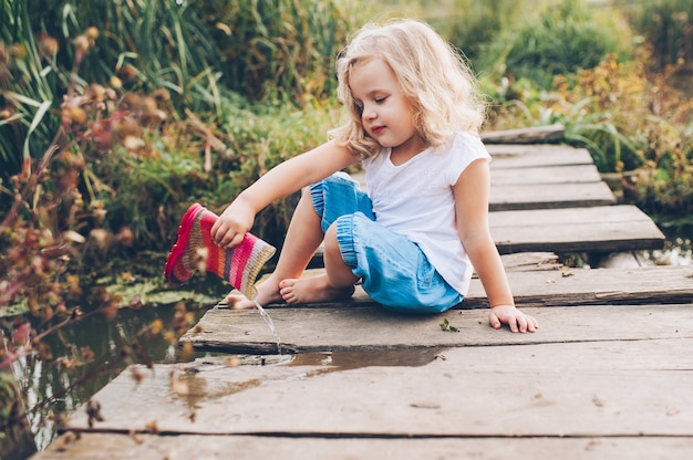 niña feliz en un puente de madera