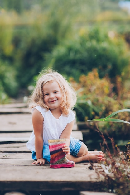 niña feliz en un puente de madera