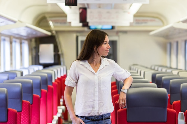 Niña feliz que viaja en tren