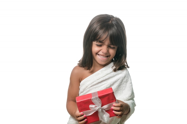 Niña feliz con un regalo en el fondo blanco