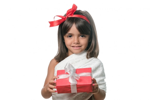 Niña feliz con un regalo en el fondo blanco