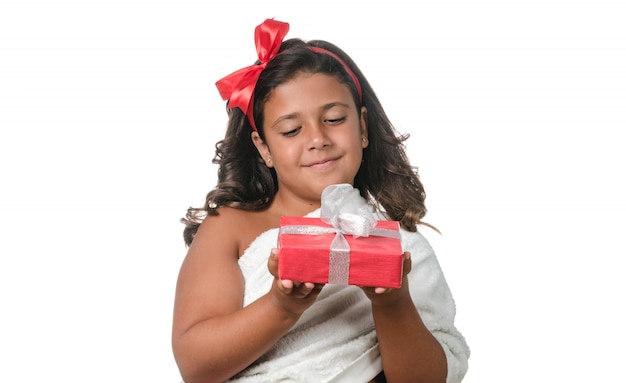 Niña feliz con un regalo en el fondo blanco