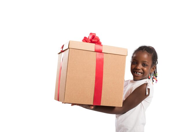 Niña feliz con un regalo de Navidad