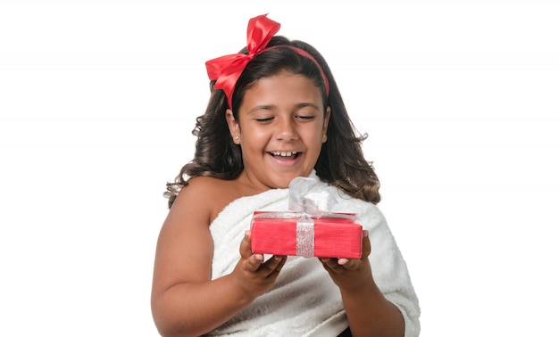 Niña feliz con un regalo