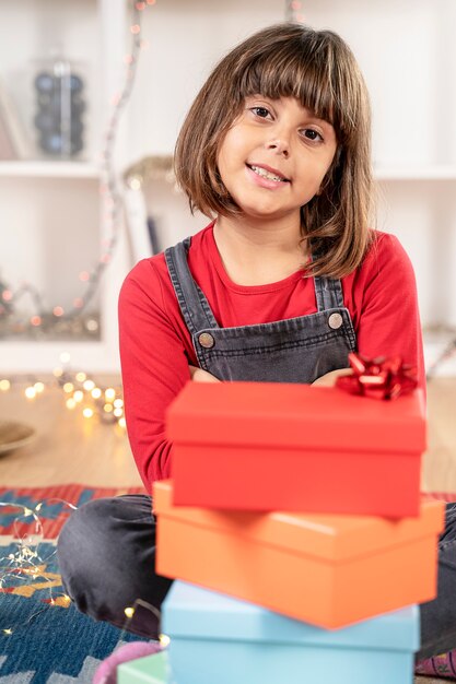 Niña feliz con regalos de Navidad