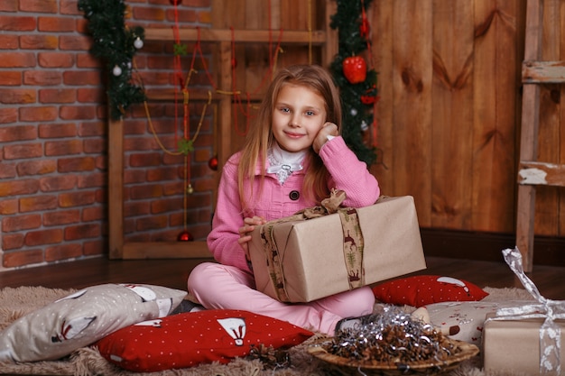 Niña feliz con regalos de Navidad