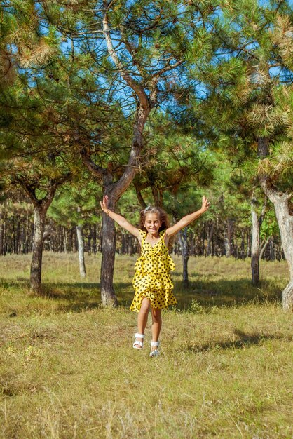 Foto niña feliz regocijándose