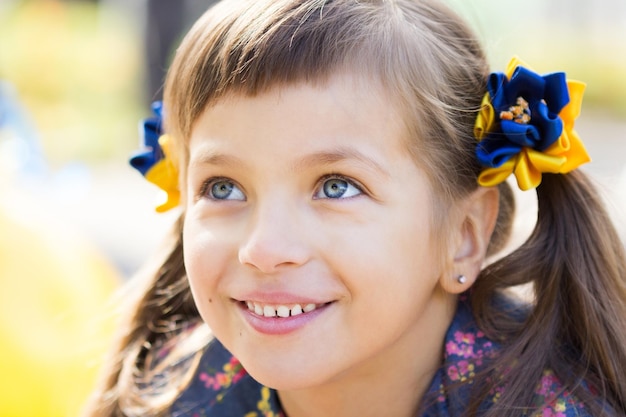 Niña feliz riendo en la hierba Niño sonriente al aire libre