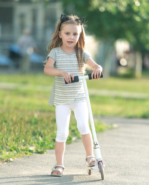 Niña feliz con un scooter