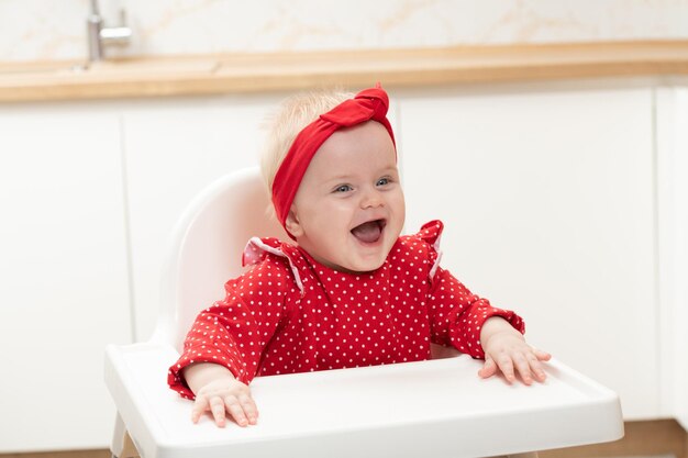 Niña feliz sentada en una silla alta