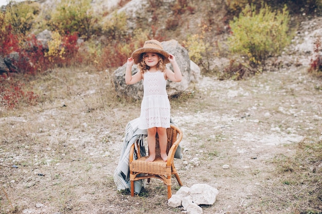 niña feliz en una silla al aire libre