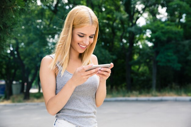 Niña feliz con smartphone